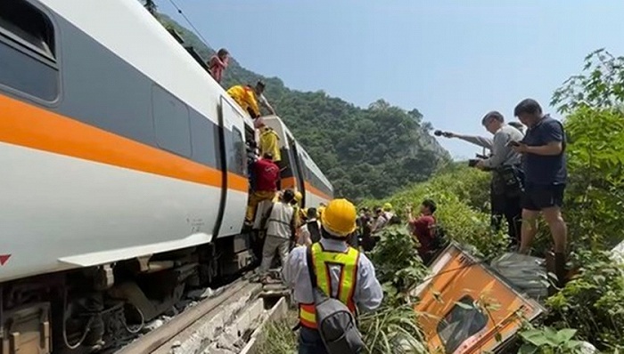 台铁列车出轨系被工程车砸到，报道称至少36人无生命迹象