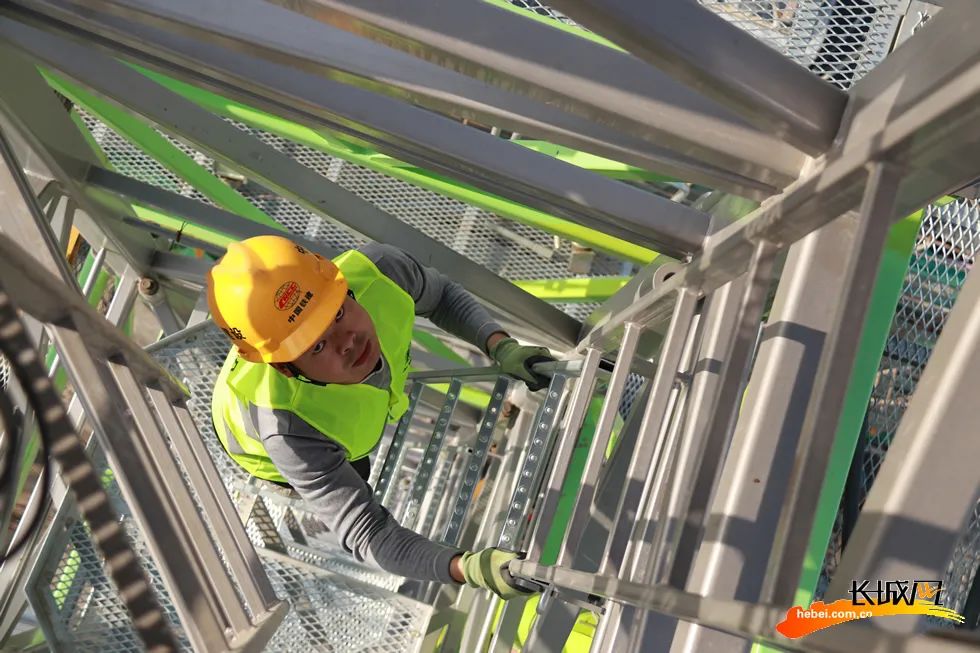 正在爬塔吊的李小兵.薛赟 摄