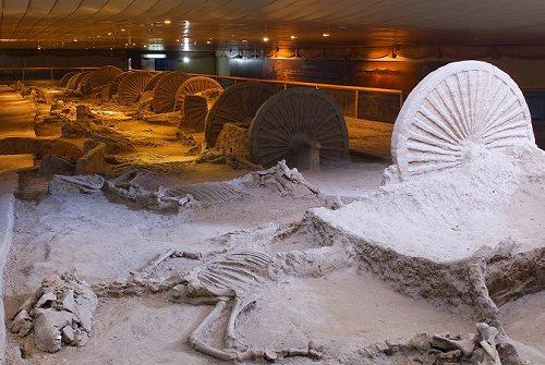 临淄中国古车博物馆中展示的车马坑遗迹