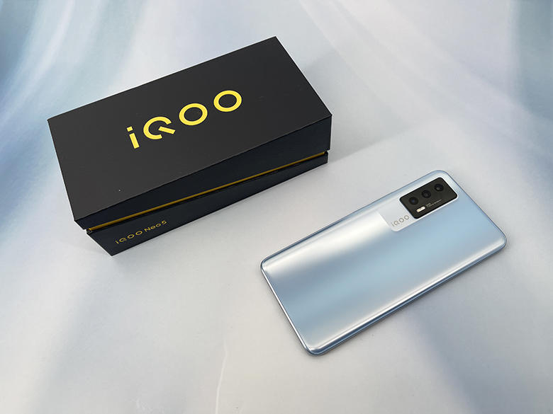 配备独立显示+骁龙870 双芯的iQOO Neo5值不值得买？