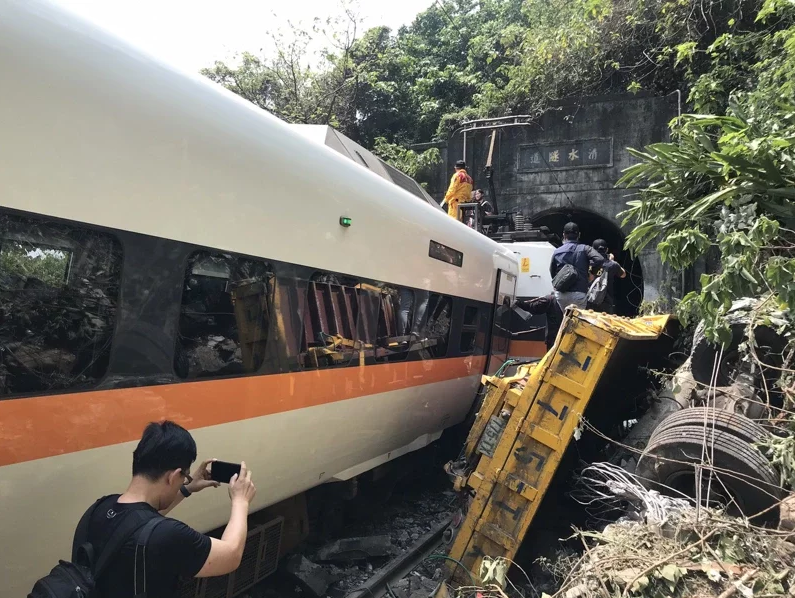 台铁列车出轨事故已致30余人死亡,列车司机确认身亡|台湾_新浪新闻