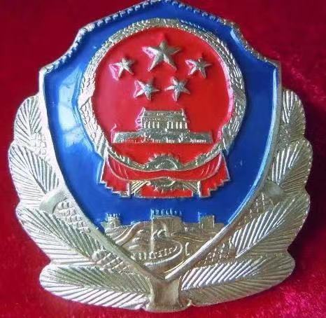 此前的款式,臂章则改成了为红边蓝底的盾形,上方为一大四小红色五角星