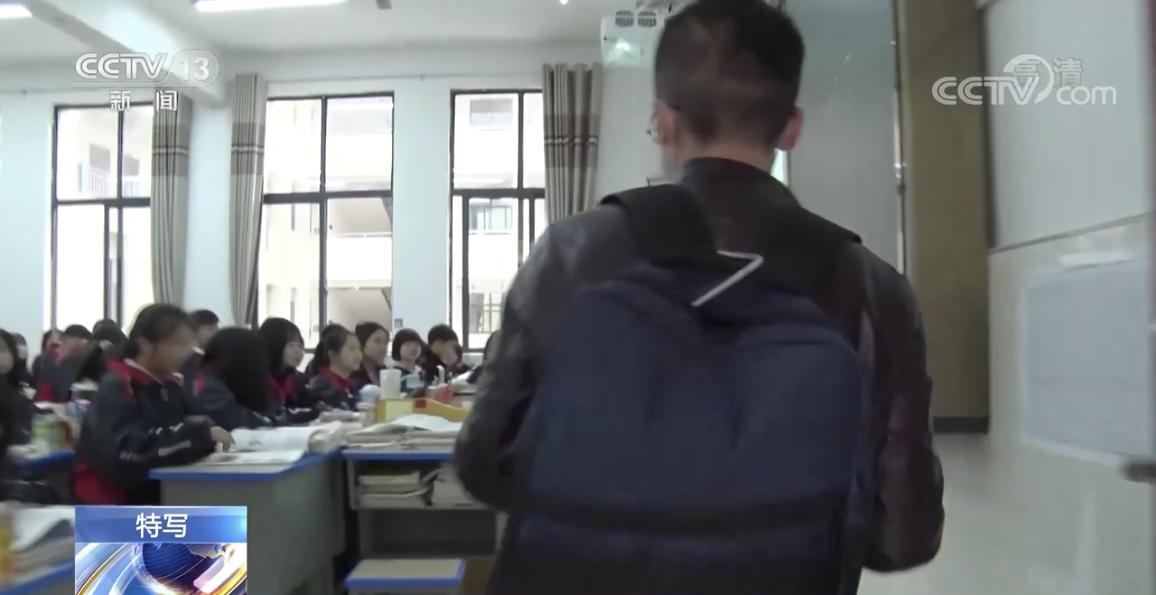 胃管包里有什么插着胃管上讲台！这位“背包老师”和“家人们”的对话让人感动_https://www.jmylbn.com_新闻资讯_第2张