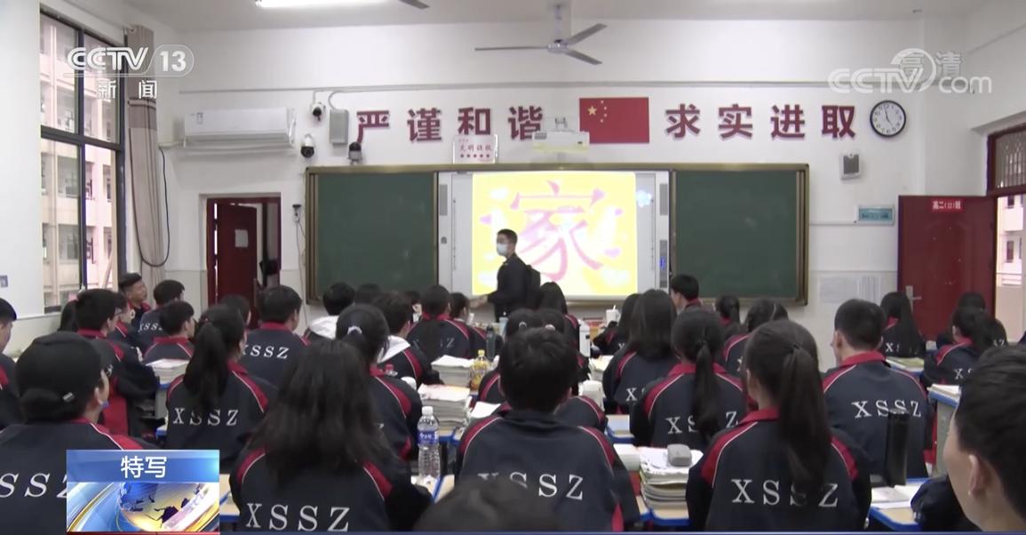 胃管包里有什么插着胃管上讲台！这位“背包老师”和“家人们”的对话让人感动_https://www.jmylbn.com_新闻资讯_第5张