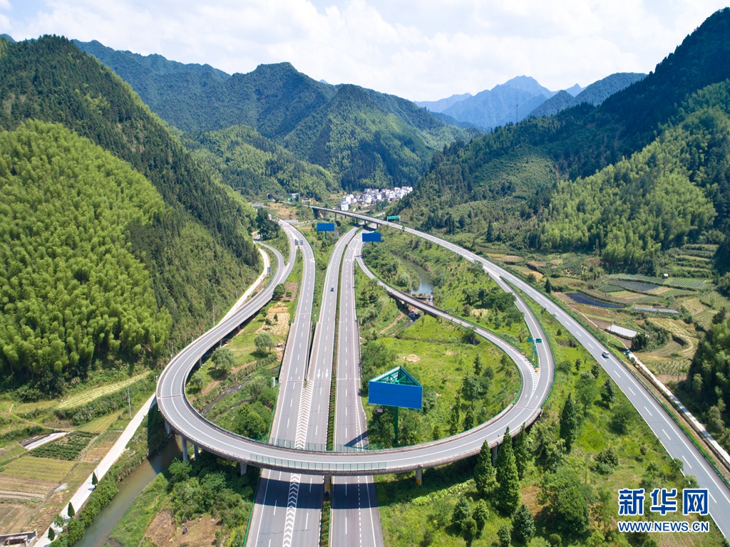 沿着高速看中国高速旅游长廊的快旅漫游