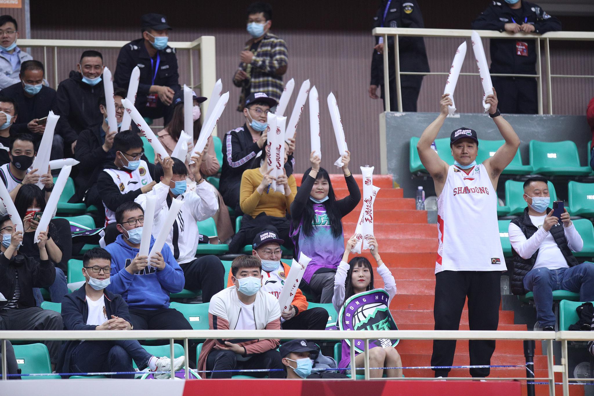 进场观赛的山东球迷.