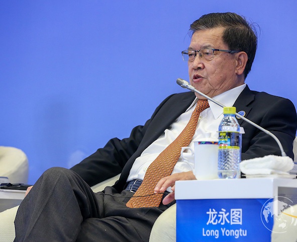 中国原外经贸部副部长龙永图