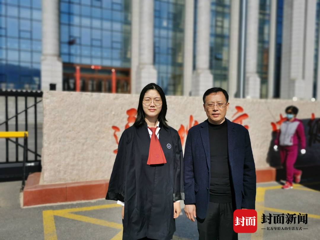 王成忠(右)与其代理律师