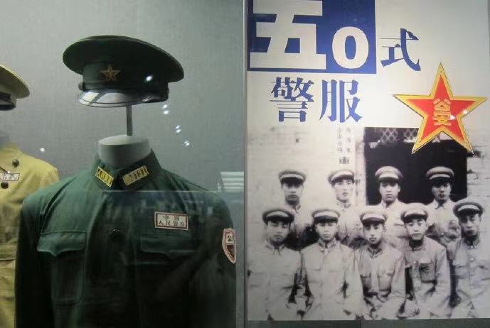 初期的"50式警服"有些地方还延续打绑腿,不过1951年时取消了.