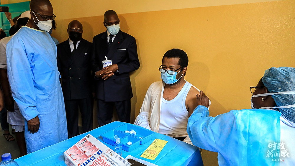△4月12日，喀麦隆雅温得，当地展开中国新冠疫苗接种工作。（图/视觉中国）