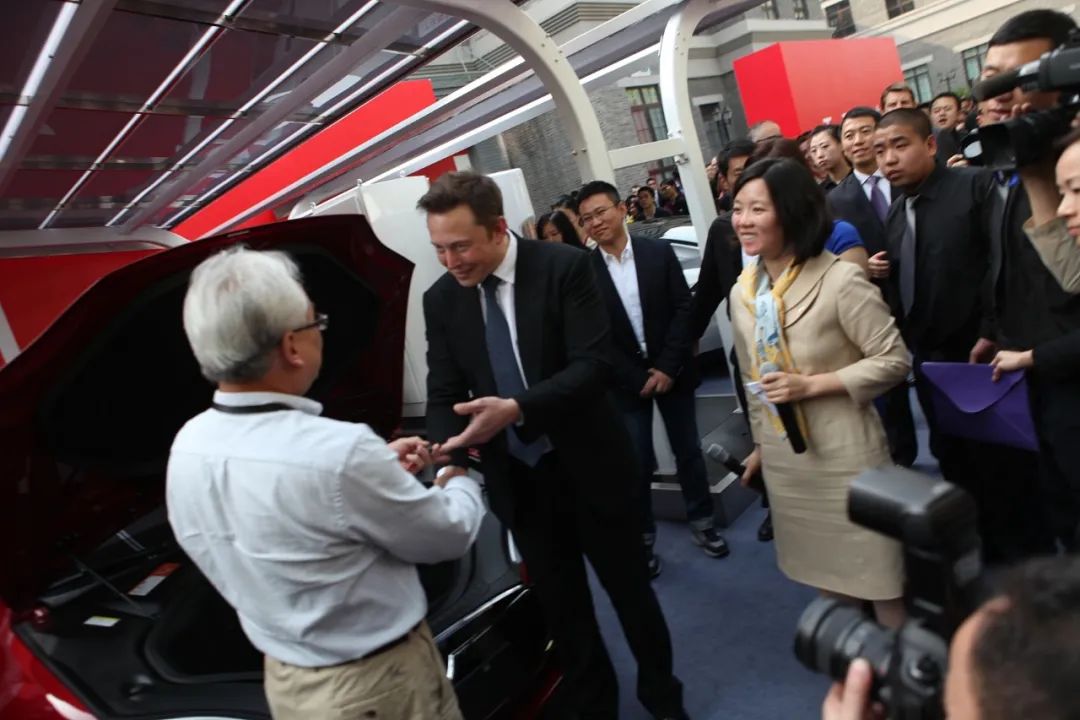 马斯克微微一愣,没有做声;身旁的特斯拉中国区负责人吴碧瑄连声"