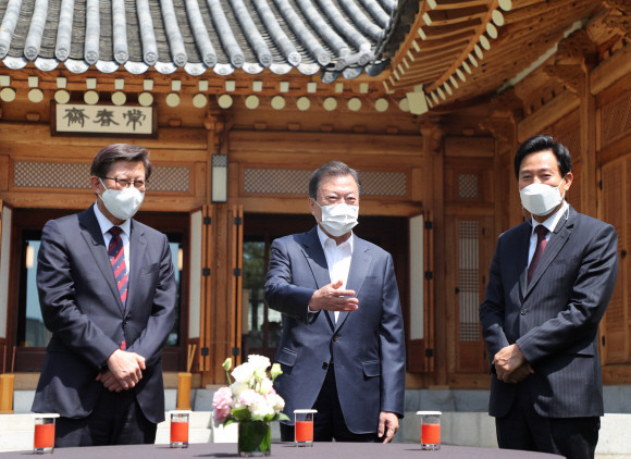 文在寅21日会见首尔市长吴世勋(右一)