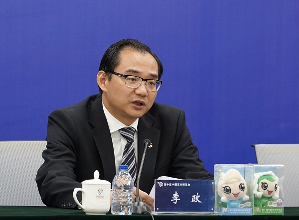 图说:崇明区区委书记李政介绍花博会园区建设,招展布展等情况