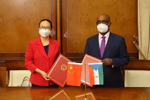 驻赤道几内亚大使和赤几参议长共同迎接第二批中国政府捐赠新冠疫苗