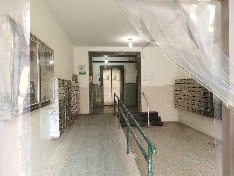 小区建无障碍坡道为何还留了3级台阶?说只为挡住电瓶车上楼