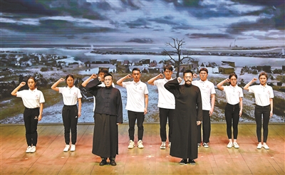     昨日,电视剧《觉醒年代》主创团队来到北京大学，在北京大学百周年纪念讲堂与在校师生分享制作经验、交流心得。图为剧中陈独秀扮演者于和伟（前左）、李大钊扮演者张桐（前右）与北大学生同台演出。
