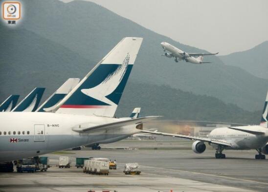 搭载滞英港人的首班专机抵达香港。图自香港“东网”