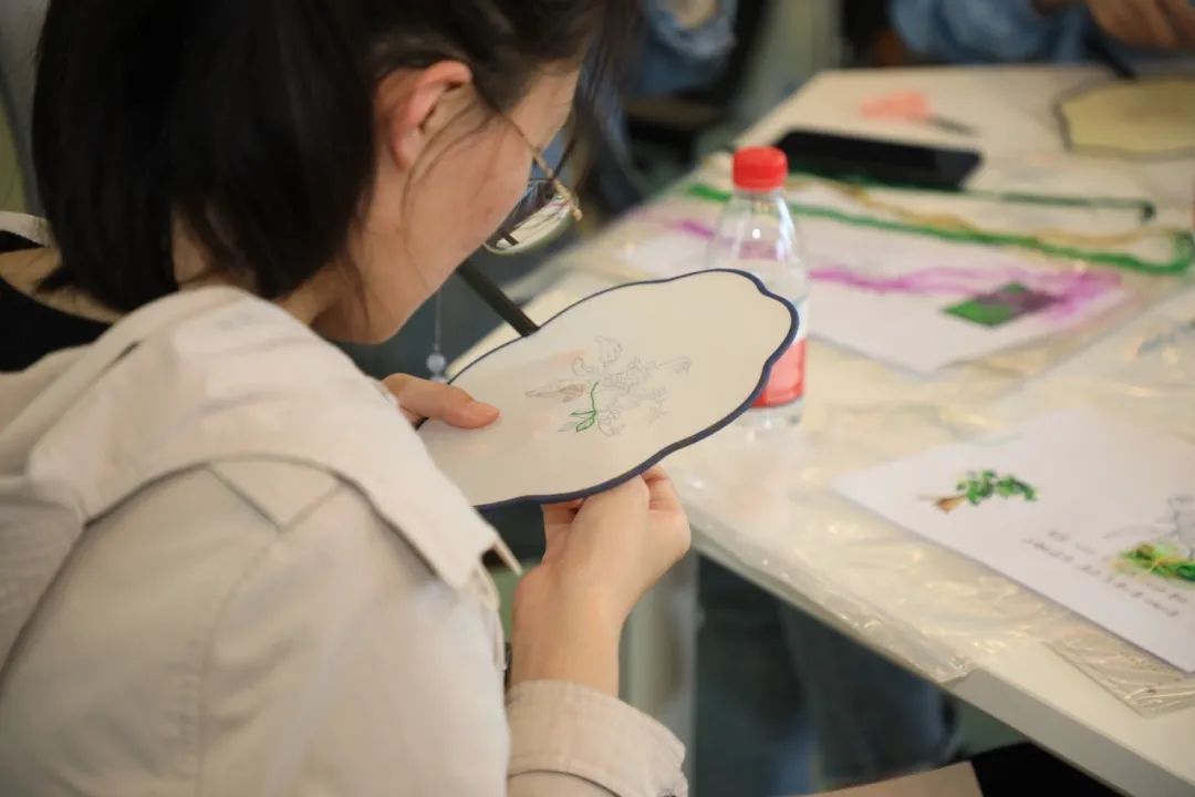 今年恰逢建党百年,这幅由我和其他同学共同完成的百草图刺绣作品