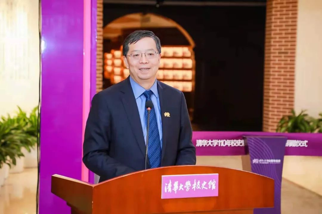 王大中,校党委原书记贺美英共同按下启动球,为清华大学110校史展览