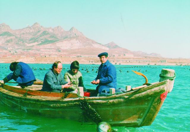 ▲1989年3月张福绥（左一）在海上操作海湾扇贝项目。