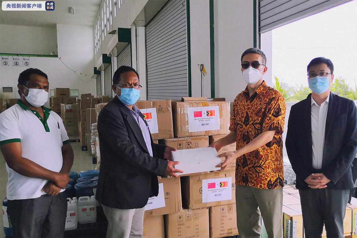 △中国驻东帝汶大使肖建国（右二）向东帝汶政府捐赠抗疫物资