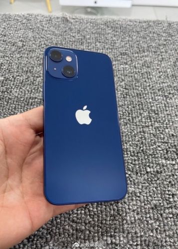 疑似iPhone 13 mini原型机曝光：后置相机模组排布方式变化