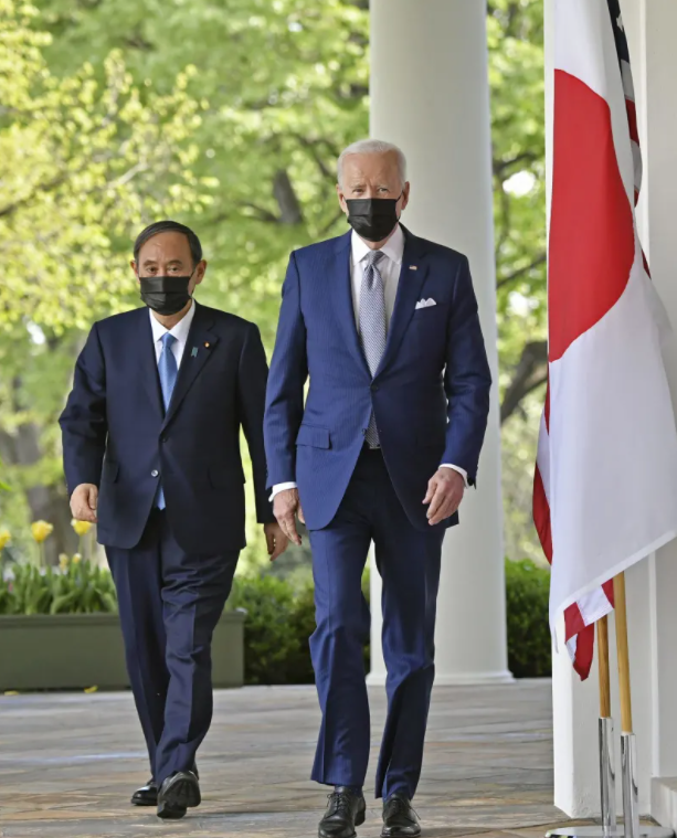 菅义伟和拜登首脑会谈后一同出席记者会(图源:澎湃影像)