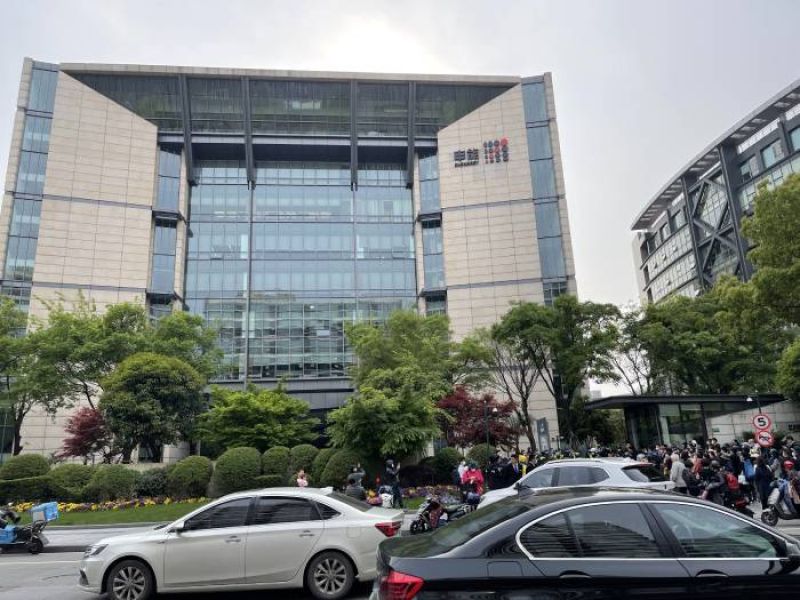 申能大楼门口聚焦多位维权业主. &nbsp;李贝贝 摄