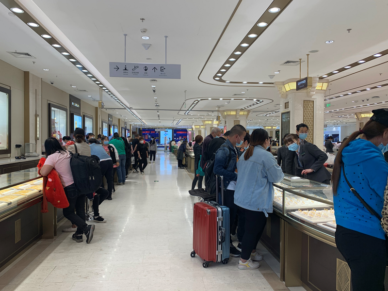 在菜市口百货的柜台前,消费者正在选购黄金饰品.