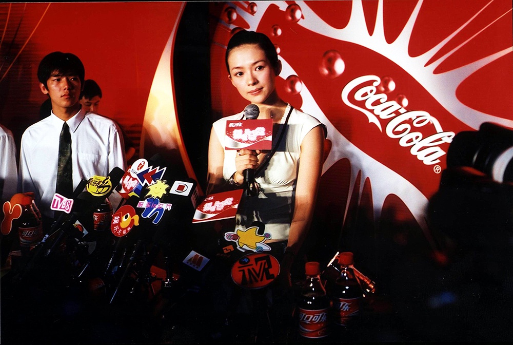 2003年7月8日,章子怡在北京成为最新的可口可乐品牌代言人.