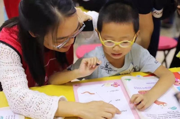 图说：面包书小课堂上，孩子们与老师互动。“鸟巢阅读计划”供图