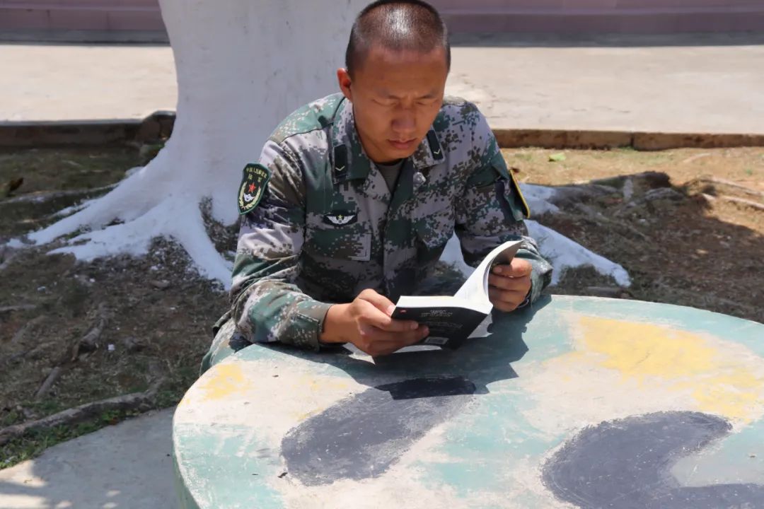 世界读书日兵哥兵姐除了训练还有诗和远方