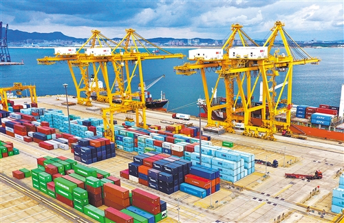 几艘货轮在大连港大连集装箱码头有限公司港口内装卸集装箱（2020年9月24日摄，无人机照片）。 新华社记者 姚剑锋摄