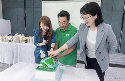 阿道夫企业代表与媒体、环保志愿者们一起点亮“地球蛋糕”,共同为地球“庆生”