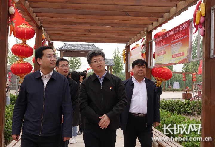 武邑县委常委,副县长董明发(左二)为衡水市委网信办副主任杨宝坤(左