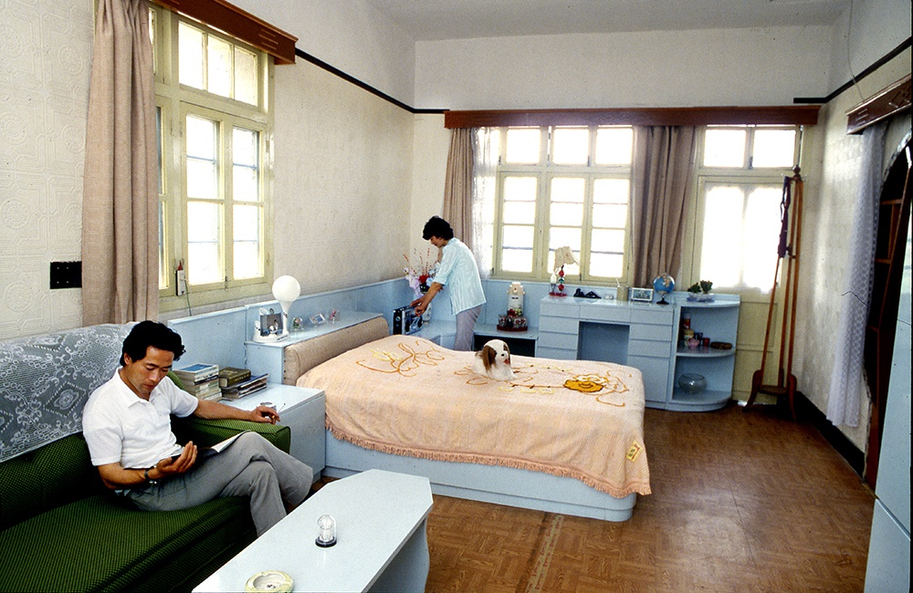 茹遂初/视觉中国 图约摄于上世纪80年代,中国,出租车司机一家三口在家