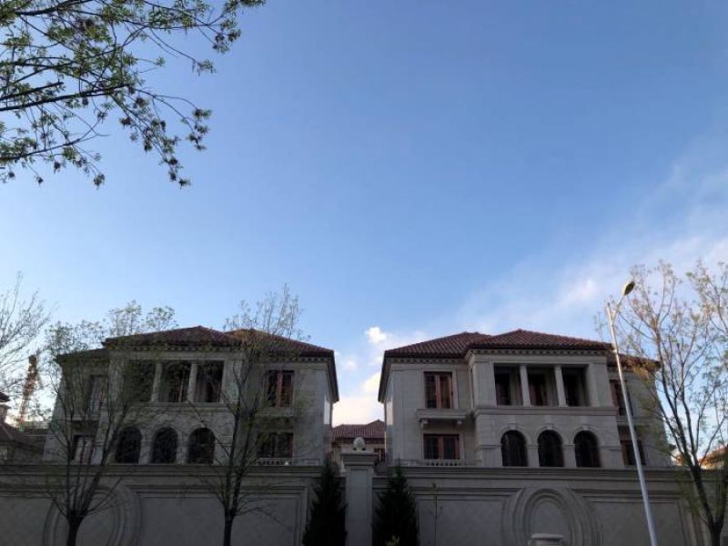北京庄园项目，别墅密度不低，楼间距近，且外部可看到别墅内景。 陆肖肖摄