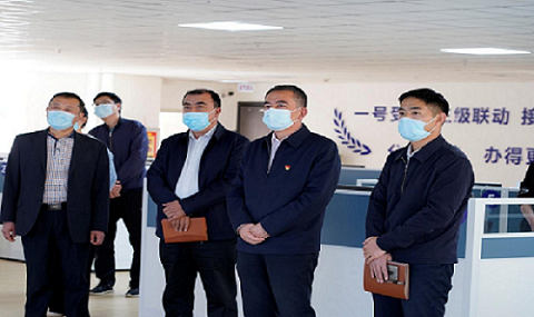 喀什地委副书记行署专员艾尼瓦尔吐尔逊在喀什地区行政服务中心调研