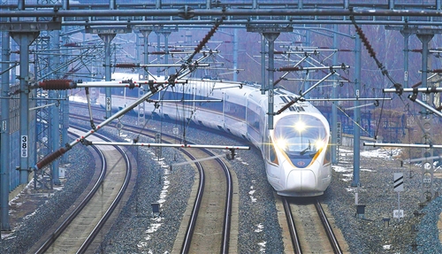 在辽宁沈阳珠江桥附近，一辆从沈阳北站开往北京朝阳站的复兴号列车行驶在京哈高铁线上（1月22日摄）。新华社记者 杨 青摄