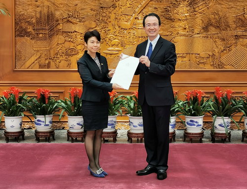 外交部礼宾司司长洪磊接受圭亚那新任驻华大使周雅欣递交国书副本