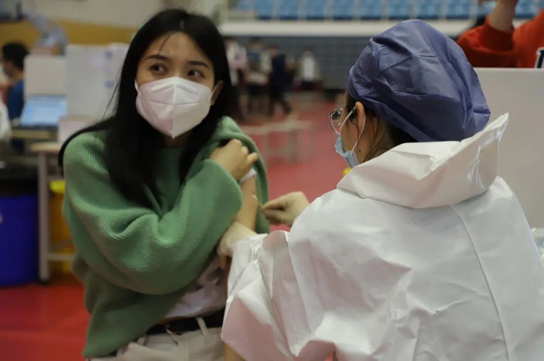 67河你一起打苗苗直击河海大学新冠病毒疫苗接种现场