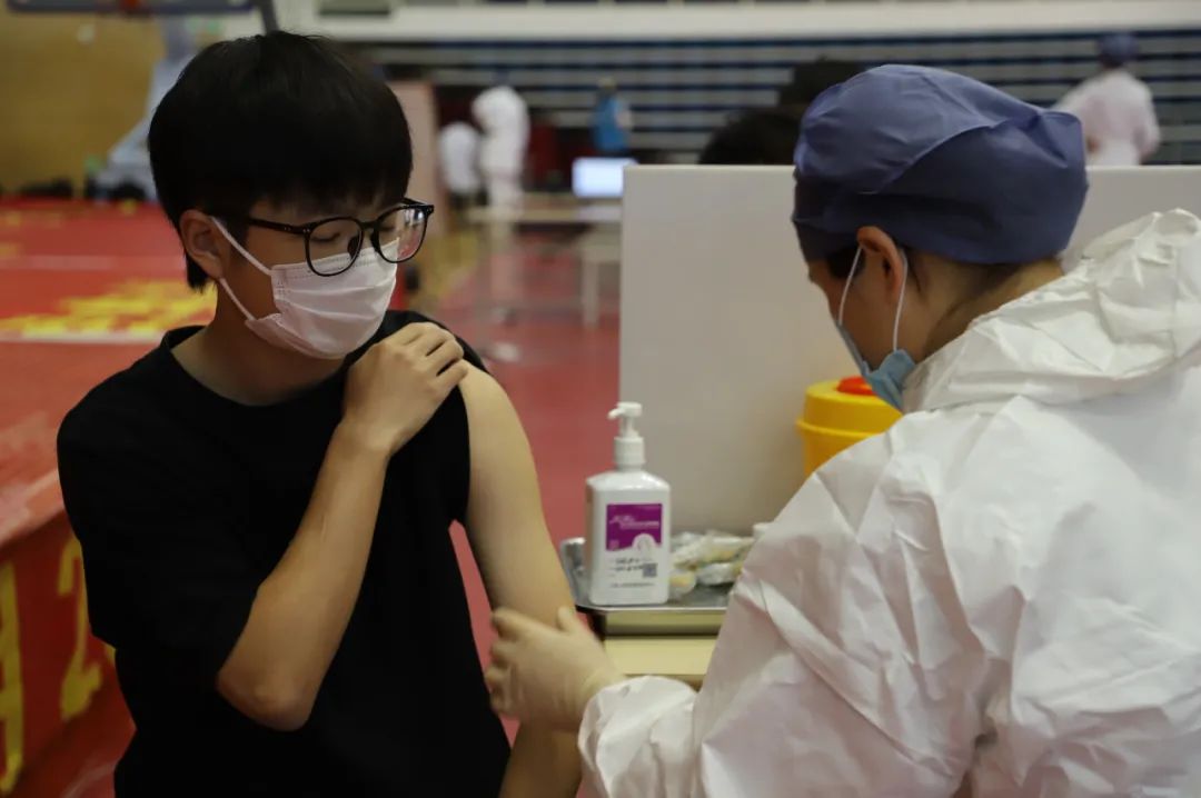 67河你一起打苗苗直击河海大学新冠病毒疫苗接种现场