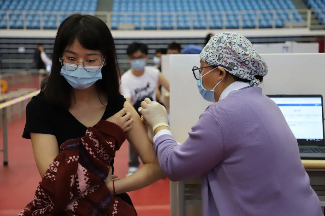 67河你一起打苗苗直击河海大学新冠病毒疫苗接种现场