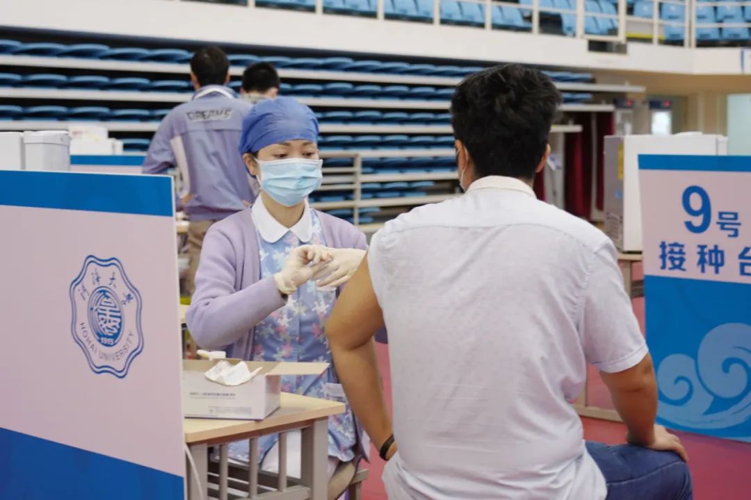 67河你一起打苗苗直击河海大学新冠病毒疫苗接种现场