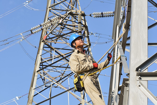 全国劳模陈国信高空走钢丝造就大国工匠