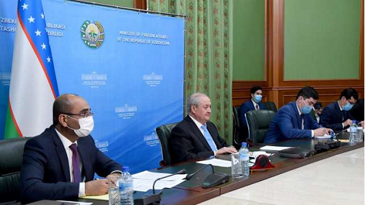 △乌兹别克斯坦外长卡米洛夫（左二）出席会晤。来源：乌兹别克斯坦外交部网站