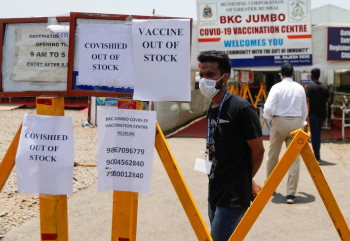 △印度一疫苗接种中心外贴出疫苗短缺的通知（图片来源：路透社）