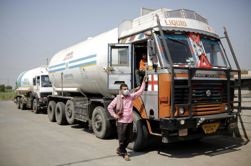 △4月22日，印度新德里郊区，一名司机站在一辆空罐车旁边等待补充液氧（图片来源：路透社）