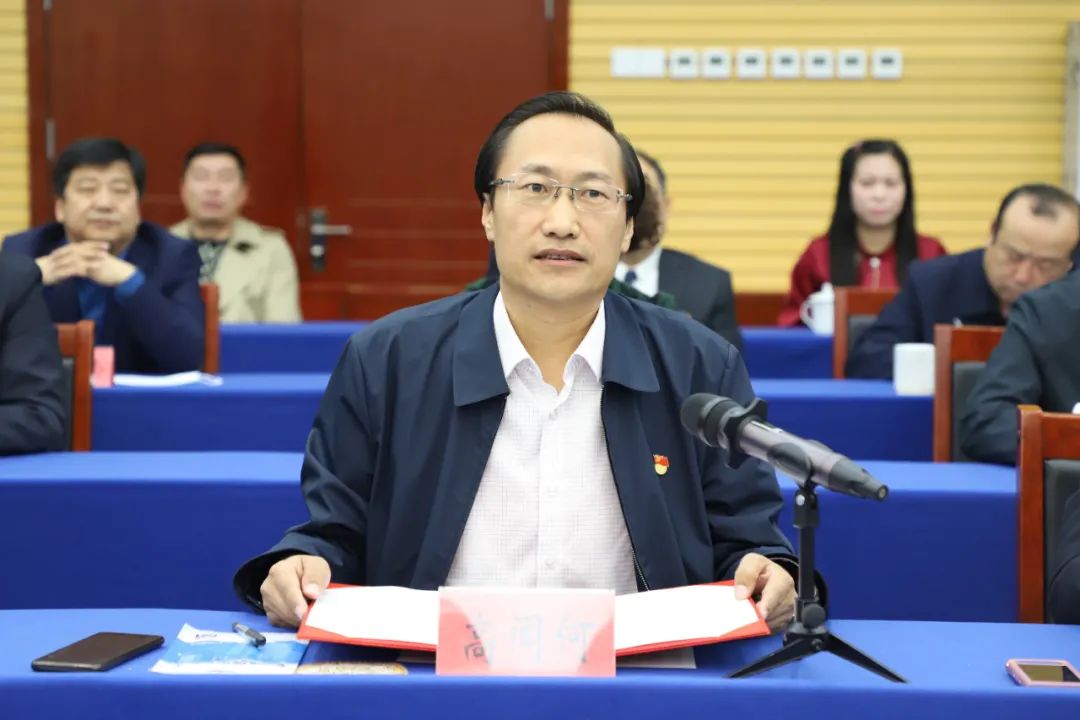现场,金桩与李智分别代表包头师范学院和石拐区人民政府签署了包头
