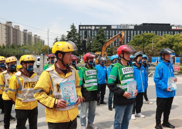 2021年4月25日上午，上海浦东交警开展《上海市非机动车安全管理条例》普法宣传活动。浦东交警 供图